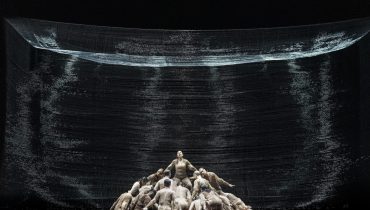 L’Orfeo Claudio Monteverdi

Scenefotografie: Marco Borggreve

Muzikale leiding
Hernán Schvartzman
Concept
Monique Wagemakers, Studio Drift/Lonneke Gordijn en Nanine Linning
Regie
Monique Wagemakers
Vormgeving en installatie
Lonneke Gordijn (Studio Drift)
Choreografie
Nanine Linning
Kostuumontwerp
Marlou Breuls
Lichtontwerp
Thomas Hase
La musica/Messagiera / Prosenpina
Luciana Mancini
Orfeo
Samuel Boden
Euridice/Speranza/Eco
Kristen Witmer
Caronte/Spirito
Alex Rosen
Plutone/Pastore/Spirito
Yannis François
Ninfa
Luciana Mancini
Apollo/Pastore/Spirito
Laurence Kilsby
Pastore/Spirito
Kevin Skelton
Pastore/Spirito
Nils Wanderer
Spirito
Damien Pass
La Ninfa
Lucía Martín-Cartón
Dans
Hang-Cheng Lee
Dans
Luca Cappai
Dans
Milan van Ettekoven
Dans
Demi-Carlin Aarts
Dans
Mirko de Campi
Dans
Sergio Indiveri
Dans
Kimmie Cumming
Dans
Kyle Patrick
Dans
Boglarka Heim
Dans
Anna Suleyman Harms
Orkest
La Sfera Armoniosa